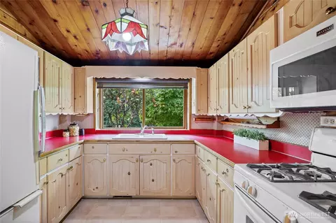Kitchen - 17920 Circle Dr, Bothell, WA 98011 photo 2 of 2