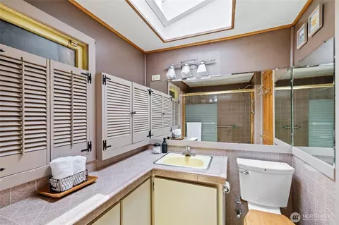 Bath - 17920 Circle Dr, Bothell, WA 98011 photo 2 of 4