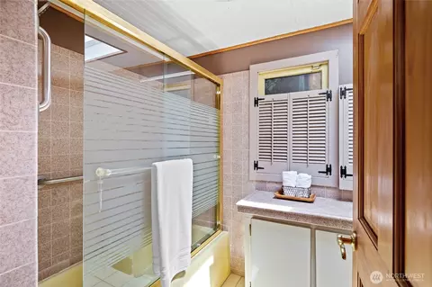 Bath - 17920 Circle Dr, Bothell, WA 98011 photo 1 of 4
