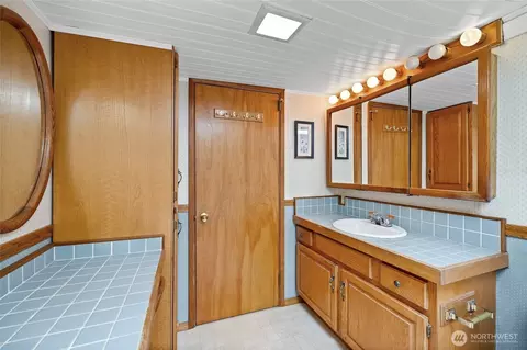 Bath - 17920 Circle Dr, Bothell, WA 98011 photo 4 of 4