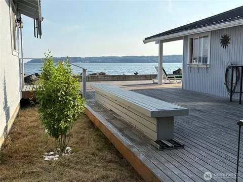 27 S Beach Dr, Clinton, WA 98236