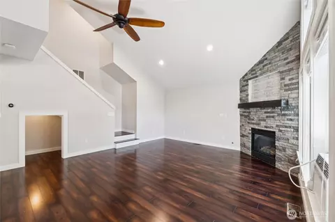 Living - 201 Willow Ave, Sultan, WA 98294 photo 3 of 4