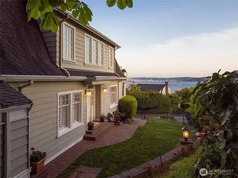 526 W Kinnear Pl, Seattle, WA 98119
