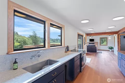 Kitchen - 13402 Spring Site Rd E, Orting, WA 98360 photo 3 of 4