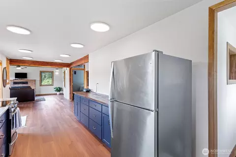 Kitchen - 13402 Spring Site Rd E, Orting, WA 98360 photo 4 of 4