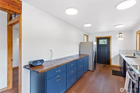 Kitchen - 13402 Spring Site Rd E, Orting, WA 98360 photo 2 of 4