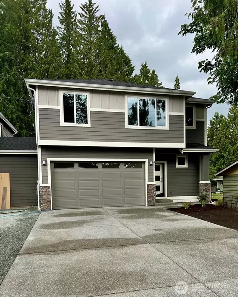 411 205th St SW #B, Lynnwood, WA 98036