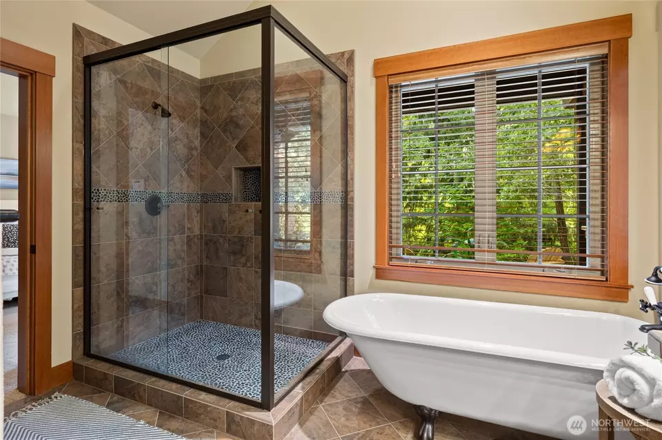 Bath - 240 Cake Box Ln, Cle Elum, WA 98922 photo 2 of 5