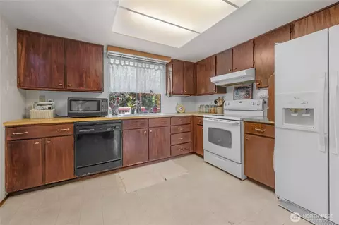 Kitchen - 7416 E Heather Way, Everett, WA 98203 photo 1 of 3