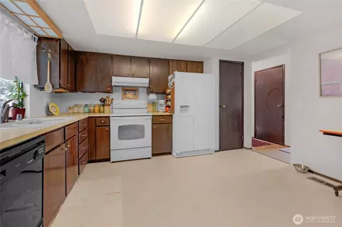 Kitchen - 7416 E Heather Way, Everett, WA 98203 photo 2 of 3