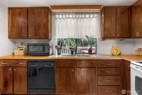 Kitchen - 7416 E Heather Way, Everett, WA 98203 photo 3 of 3