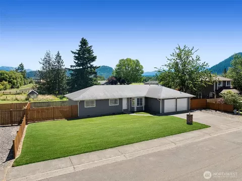 201 Schmid St, Enumclaw, WA 98022 photo 2