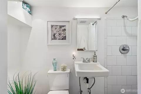 Bath - 912 N 88th St, Seattle, WA 98103 photo 4 of 4
