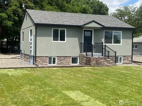 604 SW 4th St, College Place, WA 99324