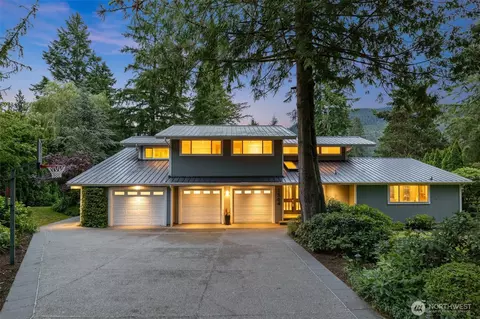 1564 Hillside Dr SE, Issaquah, WA 98027