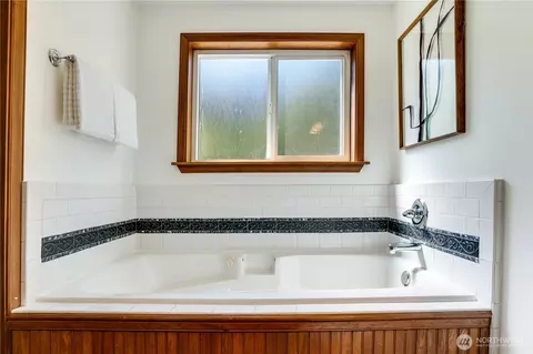 Bath - 36434 249th Ave SE, Enumclaw, WA 98022 photo 5 of 5