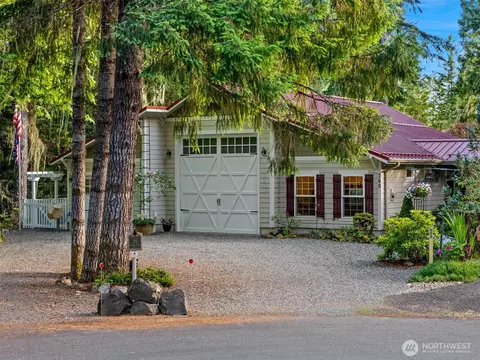 760 N Dow Creek Dr, Hoodsport, WA 98548
