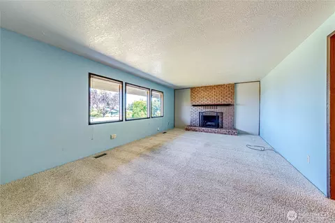 Living - 305 Norman St, Sequim, WA 98382 photo 1 of 3
