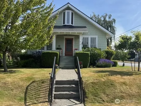 1319 8th St, Anacortes, WA 98221