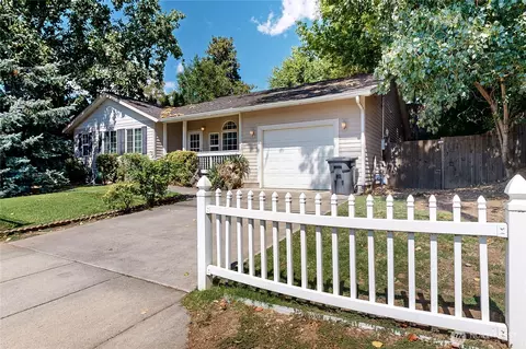 633 SE 6th St, College Place, WA 99324