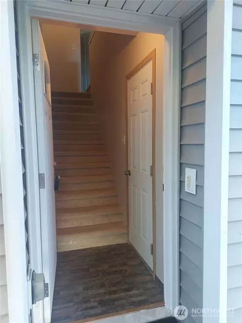 Entry Way - 6907 Rainier Dr E #1B, Everett, WA 98203 photo 1 of 3