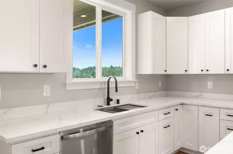 Kitchen - 253 Kakela Rd, Winlock, WA 98596 photo 4 of 5