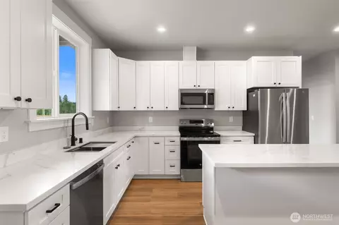 Kitchen - 253 Kakela Rd, Winlock, WA 98596 photo 2 of 5