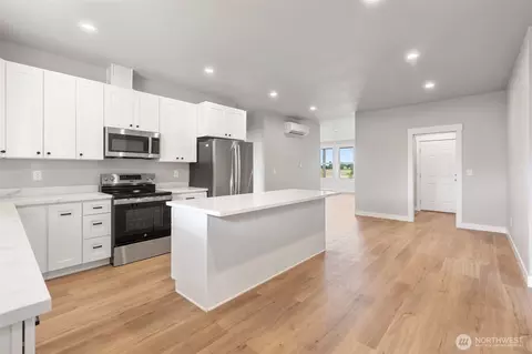 Kitchen - 253 Kakela Rd, Winlock, WA 98596 photo 5 of 5