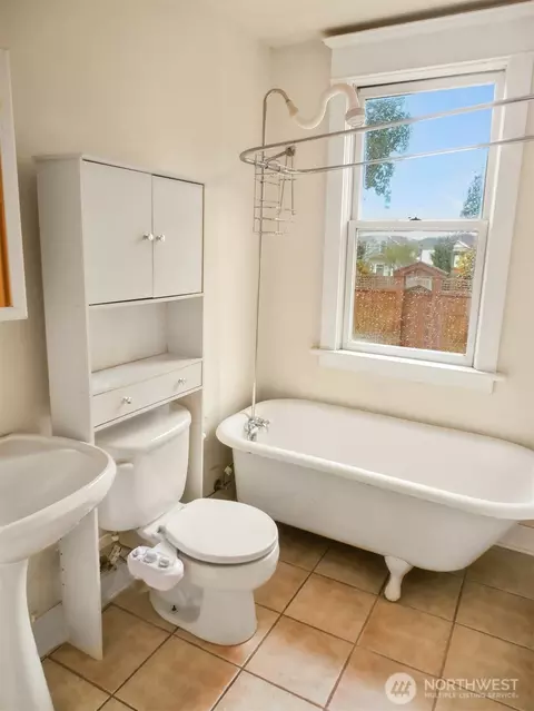 Bath - 914 23rd Ave E, Seattle, WA 98112 photo 4 of 4