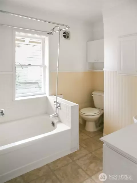 Bath - 914 23rd Ave E, Seattle, WA 98112 photo 2 of 4