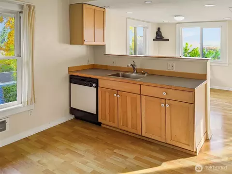 Kitchen - 914 23rd Ave E, Seattle, WA 98112 photo 5 of 6