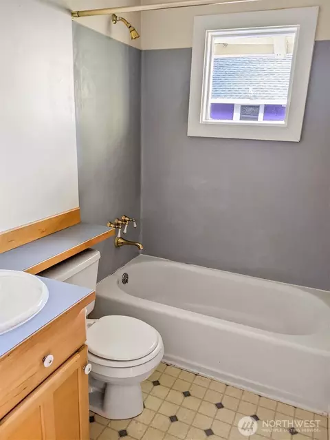 Bath - 914 23rd Ave E, Seattle, WA 98112 photo 3 of 4