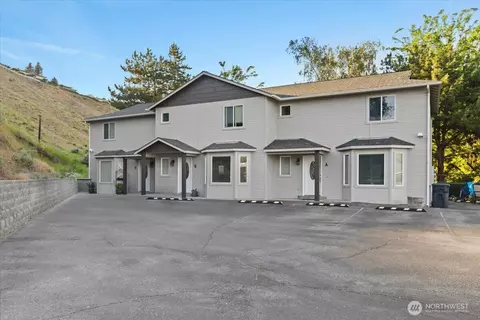 512 S 5th St, Selah, WA 98942