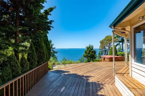 10 Edgewater Dr, Camano Island, WA 98282