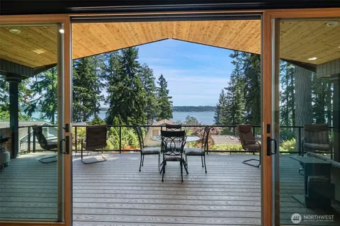 1661 E Treasure Island Dr, Allyn, WA 98524
