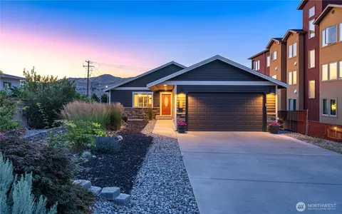 105 E Raymond Ave, Chelan, WA 98816