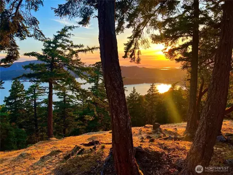 64 Hammond Ln, Eastsound, WA 98245