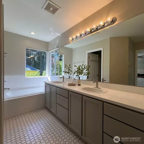 Bath - 132 170th Pl SE, Bothell, WA 98012 photo 2 of 4