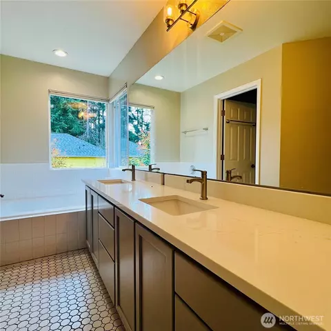 Bath - 132 170th Pl SE, Bothell, WA 98012 photo 3 of 4