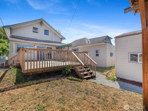 Exterior - 2210 Summit Ave, Everett, WA 98201 photo 5 of 11