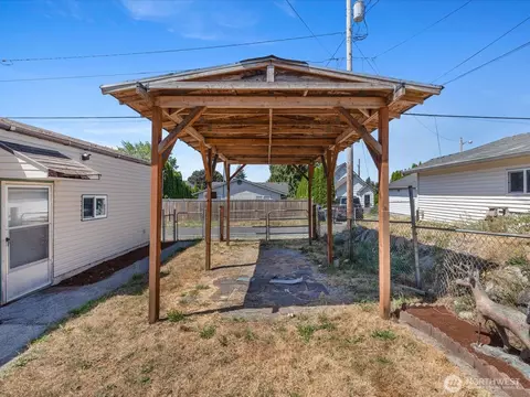 Exterior - 2210 Summit Ave, Everett, WA 98201 photo 10 of 11