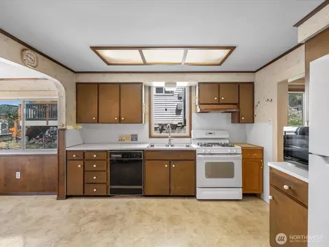 Kitchen - 2210 Summit Ave, Everett, WA 98201 photo 3 of 4