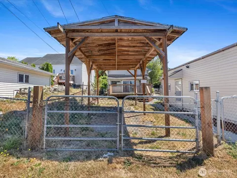 Exterior - 2210 Summit Ave, Everett, WA 98201 photo 9 of 11