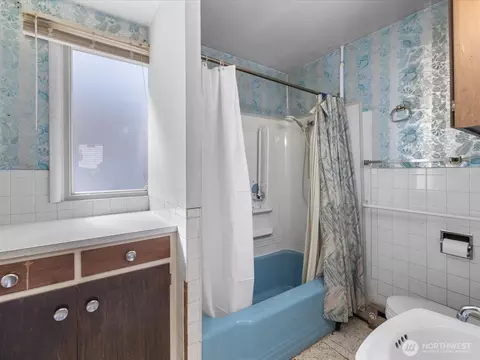 Bath - 2210 Summit Ave, Everett, WA 98201 photo 2 of 3