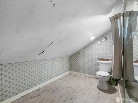 Bath - 2210 Summit Ave, Everett, WA 98201 photo 3 of 3