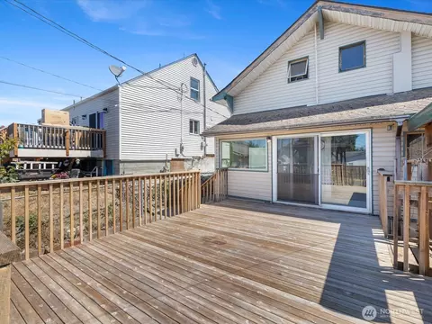 Exterior - 2210 Summit Ave, Everett, WA 98201 photo 2 of 11