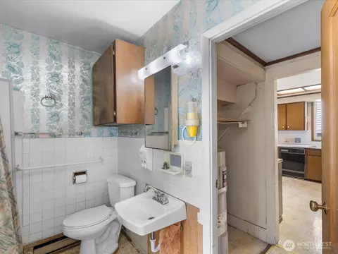 Bath - 2210 Summit Ave, Everett, WA 98201 photo 1 of 3