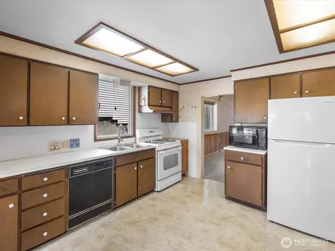 Kitchen - 2210 Summit Ave, Everett, WA 98201 photo 4 of 4