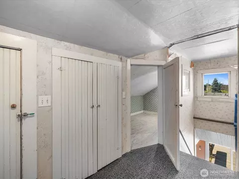 Entry Way - 2210 Summit Ave, Everett, WA 98201 photo 2 of 2
