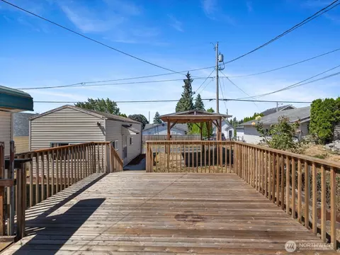 Exterior - 2210 Summit Ave, Everett, WA 98201 photo 4 of 11